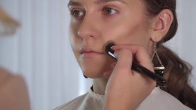 Procedure cosmetiche di bellezza Truccatore che si applica con l'ombretto della spazzola sull'occhio femminile, donna che mette l video d archivio Procedure cosmetiche di bellezza Truccatore che si applica con l'ombretto della spazzola sull'occhio femminile, donna che mette l video d archivio