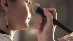 Procedure cosmetiche di bellezza Truccatore che si applica con l'ombretto della spazzola sull'occhio femminile, donna che mette l archivi video Procedure cosmetiche di bellezza Truccatore che si applica con l'ombretto della spazzola sull'occhio femminile, donna che mette l archivi video