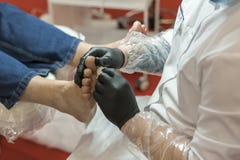 Proces pedicure'u zakończenie, polerowniczy cieki, unrecognizable ludzie zdjęcia stock Proces pedicure'u zakończenie, polerowniczy cieki, unrecognizable ludzie zdjęcia stock