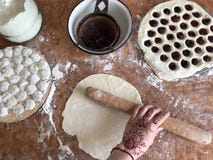 Proceso de bolas de masa hervida hechas en casa con la opinión superior de la cereza fotografía de archivo libre de regalías Proceso de bolas de masa hervida hechas en casa con la opinión superior de la cereza fotografía de archivo libre de regalías