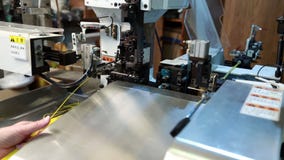 Proceso de la visión del corte y de alambres que prensan almacen de metraje de vídeo Proceso de la visión del corte y de alambres que prensan almacen de metraje de vídeo