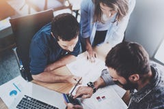 Proceso de trabajo del trabajo en equipo Grupo de compañeros de trabajo jovenes que trabajan junto en desván moderno de la oficin imagen de archivo Proceso de trabajo del trabajo en equipo Grupo de compañeros de trabajo jovenes que trabajan junto en desván moderno de la oficin imagen de archivo