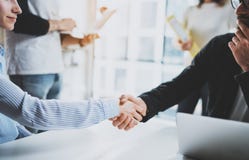 Proceso del apretón de manos de los compañeros de trabajo del concepto dos Apretón de manos de la sociedad del negocio Trato acer fotografía de archivo libre de regalías Proceso del apretón de manos de los compañeros de trabajo del concepto dos Apretón de manos de la sociedad del negocio Trato acer fotografía de archivo libre de regalías