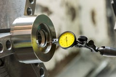 Proceso que trabaja a máquina del trabajo industrial del metal por la herramienta de corte en CNC l imágenes de archivo libres de regalías Proceso que trabaja a máquina del trabajo industrial del metal por la herramienta de corte en CNC l imágenes de archivo libres de regalías
