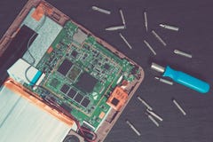 Process av reparationen för PCminnestavlaapparat nära skruvmejseln och biten på svart träbakgrund Top beskådar demontert arkivfoton Process av reparationen för PCminnestavlaapparat nära skruvmejseln och biten på svart träbakgrund Top beskådar demontert arkivfoton