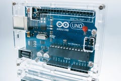 Processador da tábua de pão de Arduino Uno do microcontrolador imagens de stock Processador da tábua de pão de Arduino Uno do microcontrolador imagens de stock
