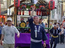Procession av den Mikoshi Matsuri festivalen royaltyfri bild Procession av den Mikoshi Matsuri festivalen royaltyfri bild