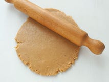 Processo de cozimento Massa do rolamento para o pão-de-espécie, as cookies, o biscoito amanteigado, os bolos, as pastelarias, ou imagem de stock Processo de cozimento Massa do rolamento para o pão-de-espécie, as cookies, o biscoito amanteigado, os bolos, as pastelarias, ou imagem de stock