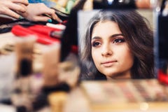 Processo de fazer a composição a cara do modelo é refletida no espelho durante a composição fotos de stock Processo de fazer a composição a cara do modelo é refletida no espelho durante a composição fotos de stock