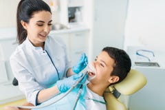 Processo de instalação do selo, odontologia pediatra imagens de stock Processo de instalação do selo, odontologia pediatra imagens de stock