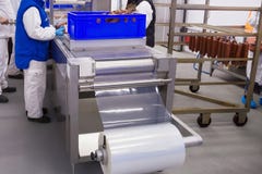 Processo dell'imballaggio affumicato delle salsiccie immagini stock Processo dell'imballaggio affumicato delle salsiccie immagini stock