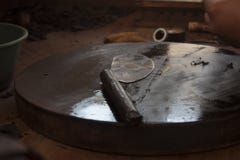 Processo di produzione a Messico City, scena del tabacco con gli strumenti per la confezione dei sigari fotografie stock Processo di produzione a Messico City, scena del tabacco con gli strumenti per la confezione dei sigari fotografie stock