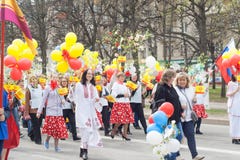 A procissão, parada 1º de maio de 2016 na cidade de Cheboksary, república do Chuvash, Rússia fotografia de stock royalty free A procissão, parada 1º de maio de 2016 na cidade de Cheboksary, república do Chuvash, Rússia fotografia de stock royalty free