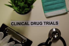 Procès cliniques de drogue avec l'inspiration et les soins de santé/concept médical sur le fond de bureau photographie stock libre de droits Procès cliniques de drogue avec l'inspiration et les soins de santé/concept médical sur le fond de bureau photographie stock libre de droits