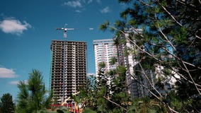 Procédé de construction de gratte-ciel et de nouveaux appartements avec des grues sur un ciel bleu Nouvelle maison dans un nouvea banque de vidéos Procédé de construction de gratte-ciel et de nouveaux appartements avec des grues sur un ciel bleu Nouvelle maison dans un nouvea banque de vidéos