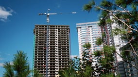 Procédé de construction de gratte-ciel et de nouveaux appartements avec des grues sur un ciel bleu Nouvelle maison dans un nouvea clips vidéos Procédé de construction de gratte-ciel et de nouveaux appartements avec des grues sur un ciel bleu Nouvelle maison dans un nouvea clips vidéos