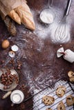 Prodotti del forno - pane, baguette, biscotti sopra fondo rustico Ingredienti di cottura - farina, dadi, uova, latte vista superi immagini stock Prodotti del forno - pane, baguette, biscotti sopra fondo rustico Ingredienti di cottura - farina, dadi, uova, latte vista superi immagini stock