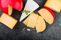 Prodotti lattier-caseario deliziosi sulla tavola immagine stock libera da diritti Prodotti lattier-caseario deliziosi sulla tavola immagine stock libera da diritti