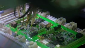 Produ??o da placa de circuito eletr?nico A m?quina automatizada da placa de circuito produz a placa eletr?nica digital impressa vídeos de arquivo Produ??o da placa de circuito eletr?nico A m?quina automatizada da placa de circuito produz a placa eletr?nica digital impressa vídeos de arquivo