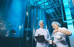 Producción de la fábrica de la leche imágenes de archivo libres de regalías Producción de la fábrica de la leche imágenes de archivo libres de regalías
