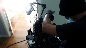 Producción video del tiroteo del fotógrafo con el sistema de la cámara imagenes de archivo Producción video del tiroteo del fotógrafo con el sistema de la cámara imagenes de archivo