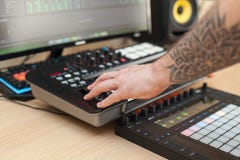 Producent robi muzyce na MIDI klawiaturze obraz stock Producent robi muzyce na MIDI klawiaturze obraz stock