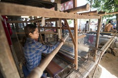 PRODUCTION EN SOIE DU CAMBODGE PHNOM PENH ISALND image stock PRODUCTION EN SOIE DU CAMBODGE PHNOM PENH ISALND image stock