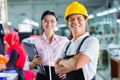 Production manager and designer in Asian factory Royalty Free Stock Photography Production manager and designer in Asian factory Royalty Free Stock Photography