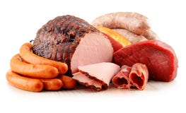Productos de carne incluyendo el jamón y las salchichas en blanco Fotografía de archivo Productos de carne incluyendo el jamón y las salchichas en blanco Fotografía de archivo