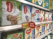 Productos de Huggies en estantes del supermercado fotos de archivo libres de regalías Productos de Huggies en estantes del supermercado fotos de archivo libres de regalías