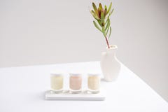 Productos de Skincare Foto plana de la endecha Tres diversos tarros de crema facial de la vela se est?n colocando en un fondo bla foto de archivo libre de regalías Productos de Skincare Foto plana de la endecha Tres diversos tarros de crema facial de la vela se est?n colocando en un fondo bla foto de archivo libre de regalías