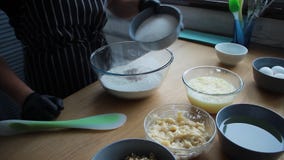 Produits de mélange pour la pâte de gâteau, oeufs de mélange, farine, sucre, écrous, banane, le processus complet de faire un gât banque de vidéos Produits de mélange pour la pâte de gâteau, oeufs de mélange, farine, sucre, écrous, banane, le processus complet de faire un gât banque de vidéos