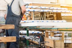 Produkcja pvc okno, mężczyzna zbiera pvc okno, śrubokręt, pracownik obrazy stock Produkcja pvc okno, mężczyzna zbiera pvc okno, śrubokręt, pracownik obrazy stock
