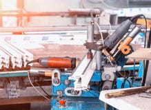 Produktion av PVC-fönster, en maskin för att borra hål i rampvcen, drillborrhjälpmedel fotografering för bildbyråer Produktion av PVC-fönster, en maskin för att borra hål i rampvcen, drillborrhjälpmedel fotografering för bildbyråer
