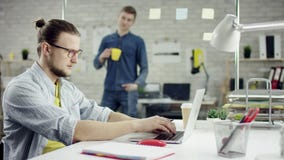 Produktywnego biznesmena oparta z powrotem kończy biurowa praca na laptopie, wydajny kierownik satysfakcjonował z spotkanie ostat zdjęcie wideo Produktywnego biznesmena oparta z powrotem kończy biurowa praca na laptopie, wydajny kierownik satysfakcjonował z spotkanie ostat zdjęcie wideo