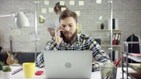 Produktywnego biznesmena oparta z powrotem kończy biurowa praca na laptopie, wydajny kierownik satysfakcjonował z spotkanie ostat zbiory wideo Produktywnego biznesmena oparta z powrotem kończy biurowa praca na laptopie, wydajny kierownik satysfakcjonował z spotkanie ostat zbiory wideo