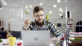 Produktywnego pracowitego biznesmena oparta z powrotem kończy biurowa praca na laptopie, wydajny kierownik satysfakcjonował z zdjęcie wideo Produktywnego pracowitego biznesmena oparta z powrotem kończy biurowa praca na laptopie, wydajny kierownik satysfakcjonował z zdjęcie wideo