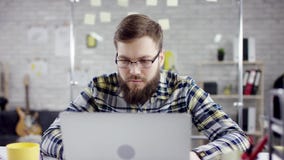 Produktywnego uorganizowanego biznesmena oparta z powrotem kończy biurowa praca na laptopie, wydajny kierownik satysfakcjonował z zbiory wideo Produktywnego uorganizowanego biznesmena oparta z powrotem kończy biurowa praca na laptopie, wydajny kierownik satysfakcjonował z zbiory wideo
