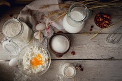 Produtos lácteos frescos Leite, requeijão, creme de leite e trigo imagens de stock Produtos lácteos frescos Leite, requeijão, creme de leite e trigo imagens de stock