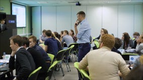 Profesionales jovenes recolectados para escuchar el entrenamiento en la economía Un profesional más experimentado para compartir almacen de video Profesionales jovenes recolectados para escuchar el entrenamiento en la economía Un profesional más experimentado para compartir almacen de video