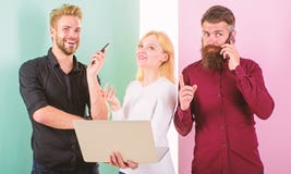 Profesión moderna La mujer de los hombres disfruta del trabajo con las redes sociales Vida moderna de las tecnologías más fácil S imagenes de archivo Profesión moderna La mujer de los hombres disfruta del trabajo con las redes sociales Vida moderna de las tecnologías más fácil S imagenes de archivo