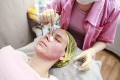 Profesjonalista - beautician stawia dalej skórę dla chemicznej łupy fotografia stock Profesjonalista - beautician stawia dalej skórę dla chemicznej łupy fotografia stock