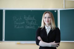 Profesor de la chica joven en escuela primaria fotografía de archivo libre de regalías Profesor de la chica joven en escuela primaria fotografía de archivo libre de regalías