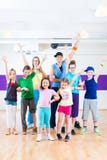 Professeur de danse donnant à enfants la classe de forme physique de Zumba photo stock Professeur de danse donnant à enfants la classe de forme physique de Zumba photo stock