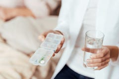 Professioanl som att bry sig hållande preventivpillerar för doktor arkivfoto Professioanl som att bry sig hållande preventivpillerar för doktor arkivfoto