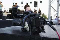 Professionele digitale videocamera toebehoren voor 4k videocamera's TV-camera in een concertzaal royalty-vrije stock afbeelding Professionele digitale videocamera toebehoren voor 4k videocamera's TV-camera in een concertzaal royalty-vrije stock afbeelding