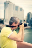 Professionele fotograaf die landschap onderzoeken en beelden van milieu nemen royalty-vrije stock afbeeldingen Professionele fotograaf die landschap onderzoeken en beelden van milieu nemen royalty-vrije stock afbeeldingen