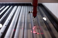 Professionele lasersnijmachine laserlicht van een cnc plotter stock afbeelding Professionele lasersnijmachine laserlicht van een cnc plotter stock afbeelding