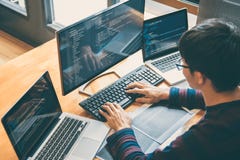 Professionele Ontwikkelingsprogrammeur die in programmeringswebsi werken royalty-vrije stock afbeeldingen Professionele Ontwikkelingsprogrammeur die in programmeringswebsi werken royalty-vrije stock afbeeldingen