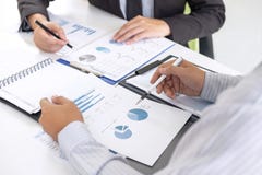 Professionele uitvoerende manager, Partner die ideeën marketing plan en presentatieproject van investering bespreken op vergaderi royalty-vrije stock foto Professionele uitvoerende manager, Partner die ideeën marketing plan en presentatieproject van investering bespreken op vergaderi royalty-vrije stock foto